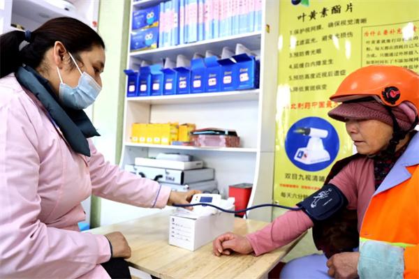 愛心聚焦！易視界300多副老花鏡暖了環(huán)衛(wèi)工人的心！