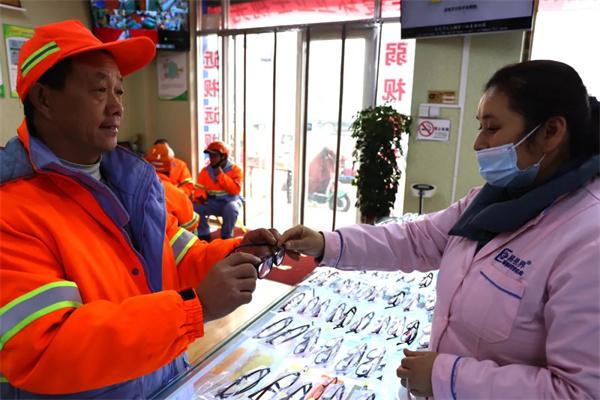 愛心聚焦！易視界300多副老花鏡暖了環(huán)衛(wèi)工人的心！